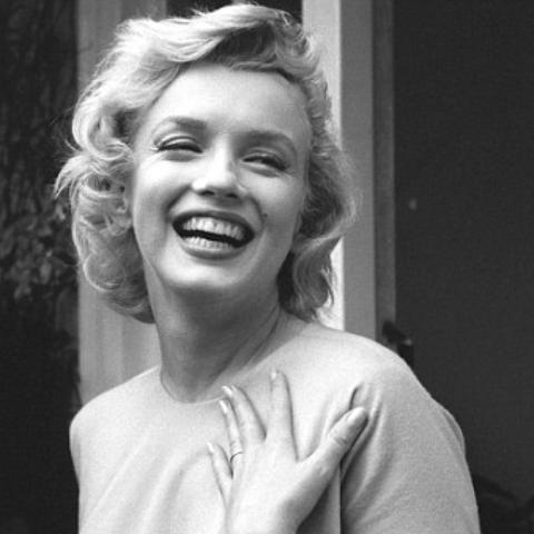 官方售后超棒!老板娘悉尼妹再度示范内衣正确穿法 官方售后超棒!老板娘悉尼妹再度示范内衣正确穿法