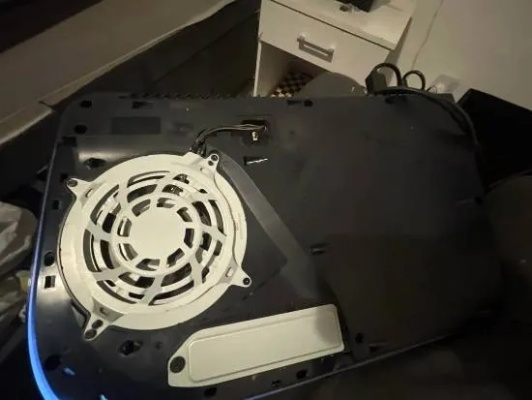 PS5内部积灰成灾被玩家曝光，网友调侃，家里多久没打扫啦？