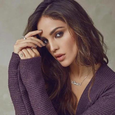 艾莎·冈萨雷斯出门健身 身穿瑜伽裤勾勒完美身材