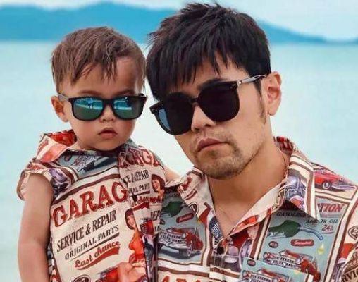 酷似老爸超帅气!周杰伦长子亮相澳网现场,这颜值太能打! 酷似老爸超帅气!周杰伦长子亮相澳网现场,这颜值太能打!