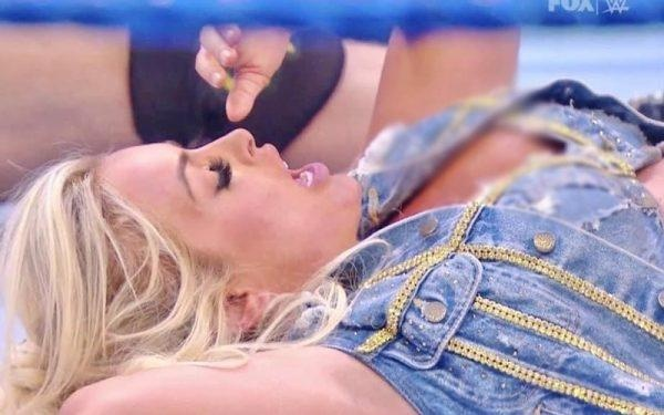 WWE女巨星对抗时不慎走光,摄像师竟聚焦拍摄数秒引争议 WWE女巨星对抗时不慎走光,摄像师竟聚焦拍摄数秒引争议