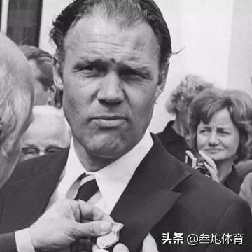 荷兰飞人凭全攻全守战术闪耀赛场,高超技艺令人惊叹! 荷兰飞人凭全攻全守战术闪耀赛场,高超技艺令人惊叹!