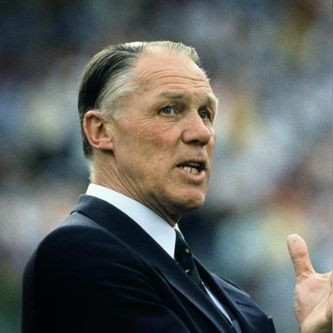 荷兰飞人凭全攻全守战术闪耀赛场,精彩表现技惊众人! 荷兰飞人凭全攻全守战术闪耀赛场,精彩表现技惊众人!