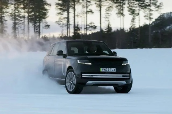 2026款路虎双车正式上市，最低68.99万元，大哥魅力依旧难挡！