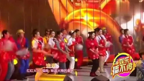 湖南元宵晚会嘉宾出场摔了个大屁墩：主持人火速救场