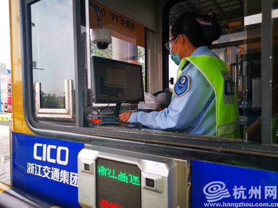 下高速费用显示8万+惊到收费员:绕地球2圈也没这么多