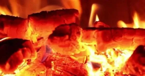 痛心！41岁打铁花网红用剩炭取暖，一氧化碳中毒意外离世