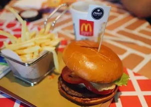 麦当劳CEO勉强尝新品，汉堡王CEO猛啃皇堡视频开启借势营销