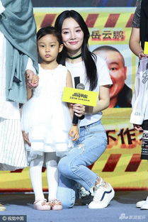 浩浩妈新片来了！银白色裙装美爆了