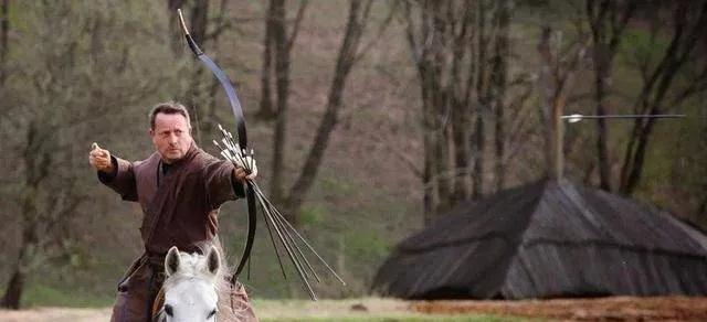 一级运动员亲测镖人拐弯箭，箭支竟真能 90 度偏转！