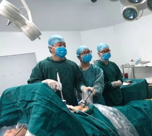 吃东西不慎吞下，小伙腹痛做 CT 竟查出肠道里卡了 2 把勺子