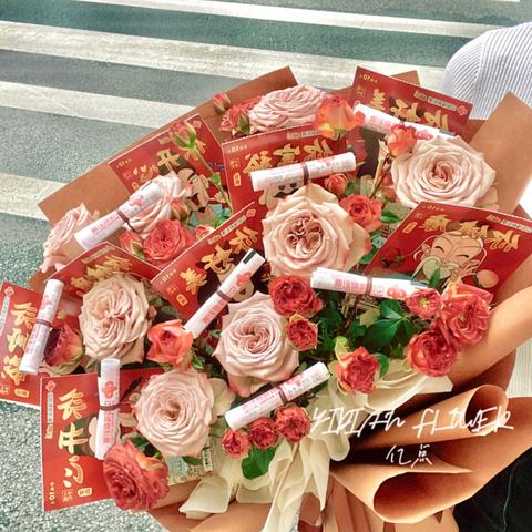 网友热议！女子生日收刮刮乐花束中奖80万，男友会分一杯羹吗？