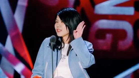 杨笠粉丝见面会现场人满为患,绝望保安孤身硬扛全场! 杨笠粉丝见面会现场人满为患,绝望保安孤身硬扛全场!