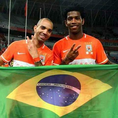 足球皇帝后防坚如磐石,决胜千里掌控赛场风云! 足球皇帝后防坚如磐石,决胜千里掌控赛场风云!