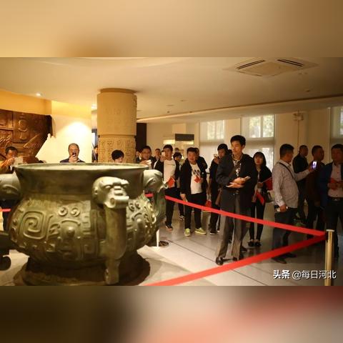 英国一球场塌陷揭开百年酒窖面纱，酒瓶尚在，美酒却已一滴不剩