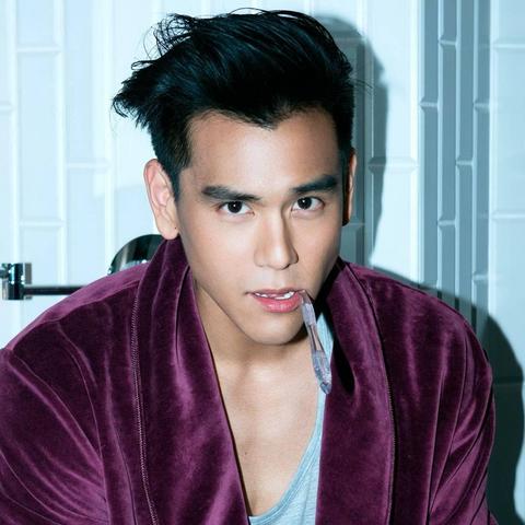 网友惊了！阮经天日本滑雪邂逅锤哥，俩影帝同框画面太惊喜