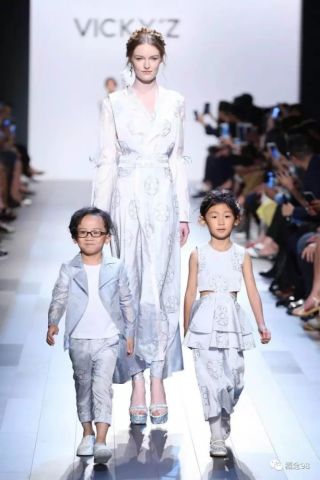 疑自费无邀请，短剧女王高调亮相巴黎时装周背后真相几何？