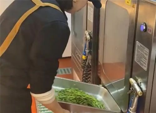 社区食堂引入2台6万元炒菜机器人 油盐配比精准到克 社区食堂引入2台6万元炒菜机器人 油盐配比精准到克