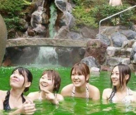 日本泡温泉，美女穿泳衣竟遭批评，背后原因你知道吗？