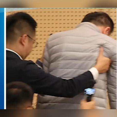 感人一幕！倪萍探望渐冻症终末期蔡磊，现场哽咽相拥