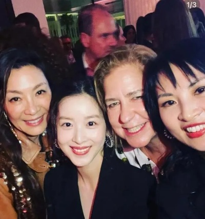 巴黎时装周亮点，章泽天与超模名媛同框，现场轻松谈笑氛围佳