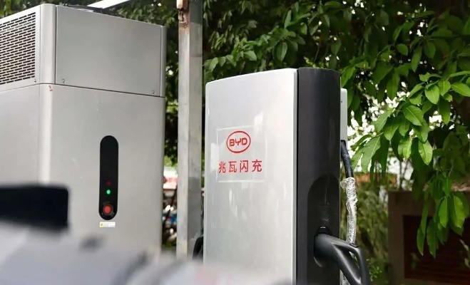 惊！男子竟用比亚迪兆瓦闪充给电摩充电，博主称这是高射炮打蚊子