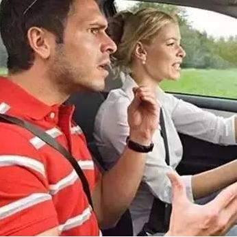 中年男人无论去哪都开车，网友热议背后原因，你是否感同身受？