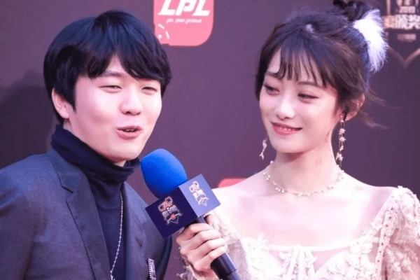 LOL冠军中单Rookie和主持小钰官宣分手，赛场甜蜜伴侣缘尽落幕