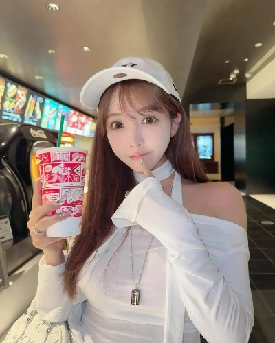 三上悠亚眼镜造型惊艳！一字肩大白腿美照全新释出