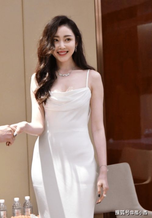 苍井空男人装造型全解码，从日系甜美到轻熟女风的7种实战穿搭模板