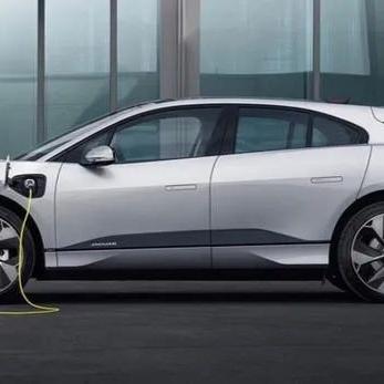 山东小伙披被子骑车上热搜，2026寒潮电动车保命装备清单曝光