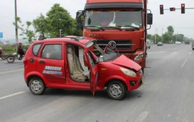 80岁老人开老年代步车撞车遭拒赔，只因保险公司称车辆属性不符