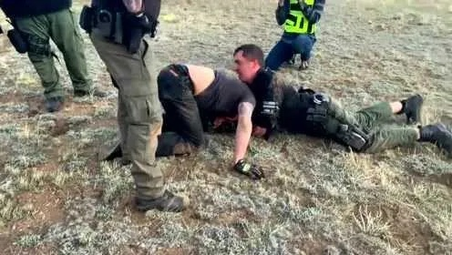 国外警察逮捕犯人现场，竟当着面玩他的游戏，这一幕太惊人！