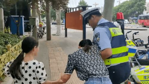 当街机器人吓坏女子送医，警察出手将其押送带走处理