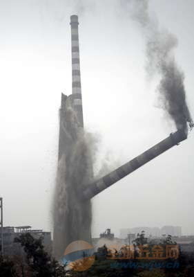 日本闹市惊现18米高大黑粗钢管，究竟是何物无人知晓