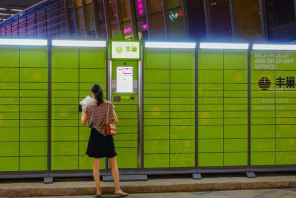 大量网友投诉丰巢深夜强制投柜:快递1元超时费15元!