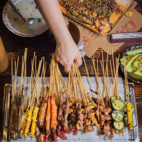 南宁烧烤江湖的隐藏密码，1米8竹签凭什么火遍全网？这才是地道邕味精髓