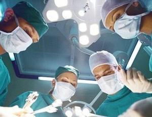 抗癌歌后乳房重建遇挫折，植入物移位有爆风险，无奈最终放弃