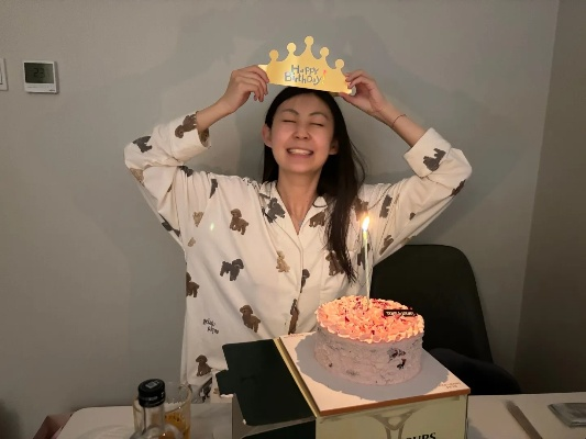 演员王添羽生日模仿喷火蛋糕遇回火险情，差点因跟风毁容！