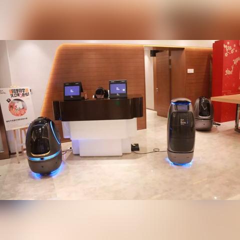 男子一脚踹倒正要进电梯的机器人，现场围观群众目睹这一幕