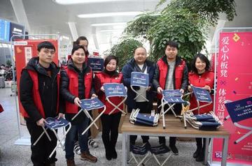 火车为无座旅客提供5000个小板凳：优先给重点旅客