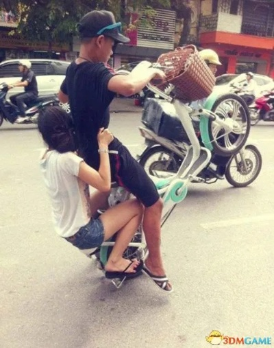 穿黑丝高跟骑共享单车 财色全失的晚间囧图