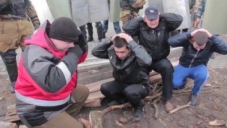 俄罗斯警察逮捕犯人后 竟然当面玩他的游戏！