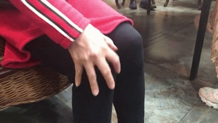 令人惊叹！动态图揭秘看光的黑丝JK手办里女孩臂力究竟多大