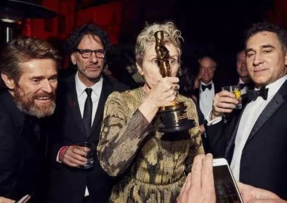 奥斯卡颁奖现并列获奖一幕，连颁奖嘉宾都当场惊住！