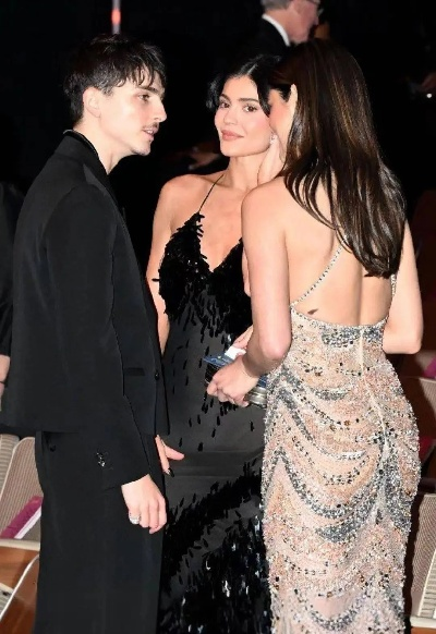 奥斯卡红毯上甜茶与金小妹甜蜜现身，顶级身材组合太吸睛！