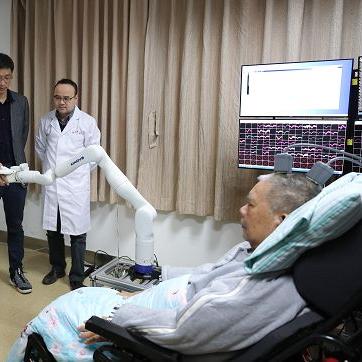 1年后，植入脑机的截瘫女子，实现自主进食，还能轻松刷手机