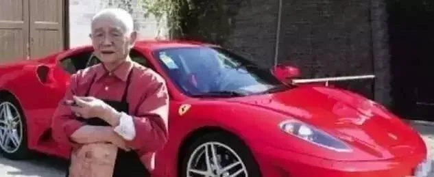 撞法拉利的大爷掏出163块+4棵菜，车主偷偷把钱扔回