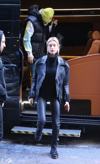 加拿大歌手户外如厕被拍 女友在旁望风引关注