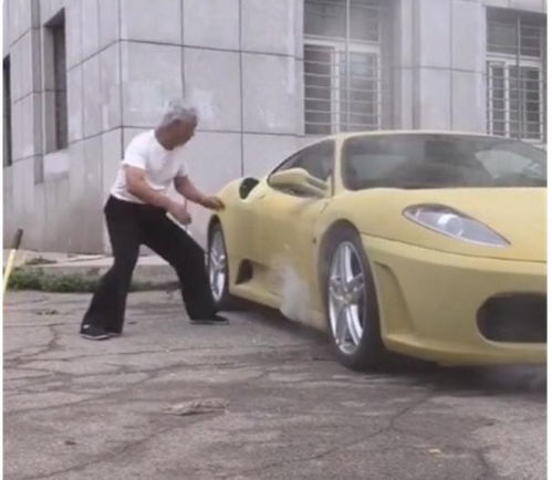 大爷撞法拉利掏163元和4棵菜赔偿 车主偷偷把钱扔回